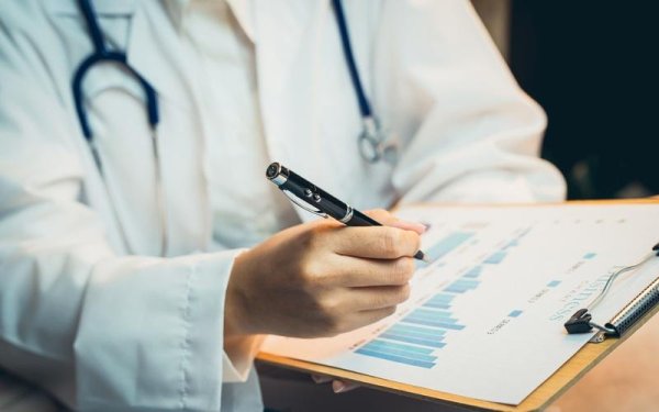 泸深A融通 临床医学降温：年轻人对学医不必过度悲观｜新京报专栏